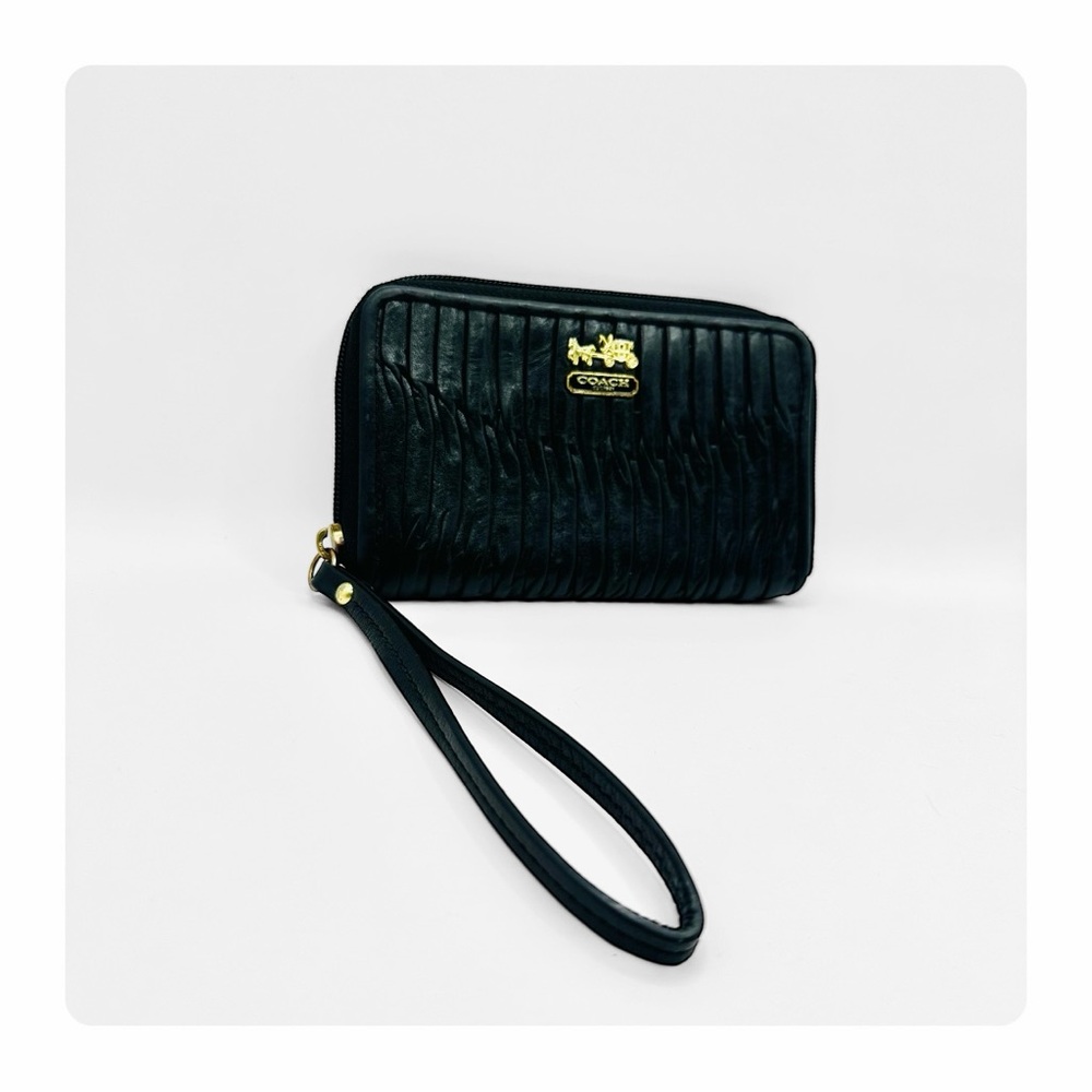 β
Coach Madison Gathered Twist Pleated Leather Wallet / Wristlet - Black/Gold β
- Picture 10 of 14
